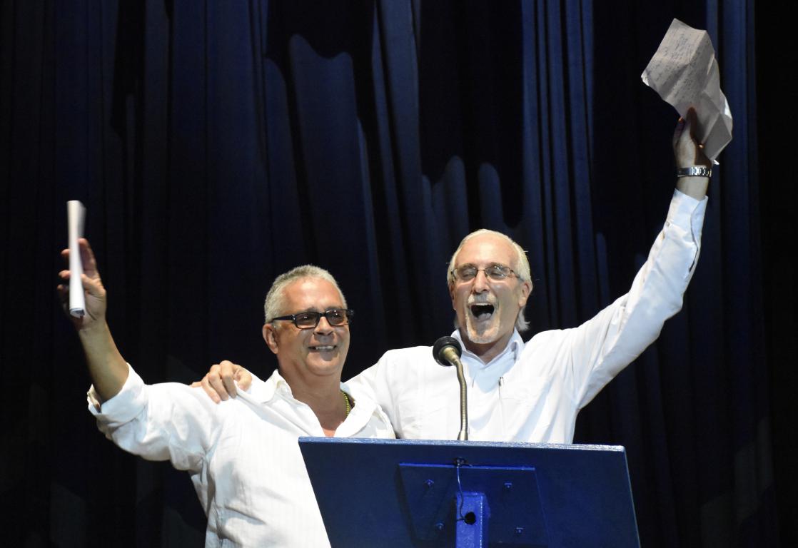 Embajador de Uruguay, Eduardo Lorier, celebra junto al organizador del evento, Orlando Verges, la inauguración de Fiesta del Fuego