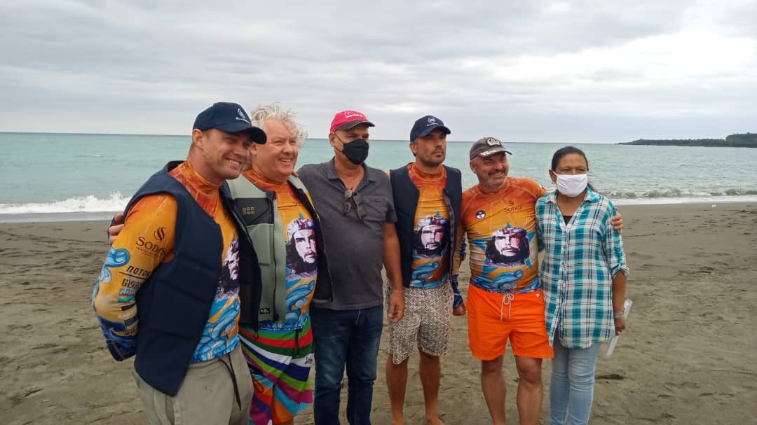 Kitesurfistas rusos establecen un nuevo récord Guinness en Baracoa