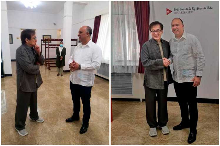 Jackie Chan visita la Embajada de Cuba en China foto PL