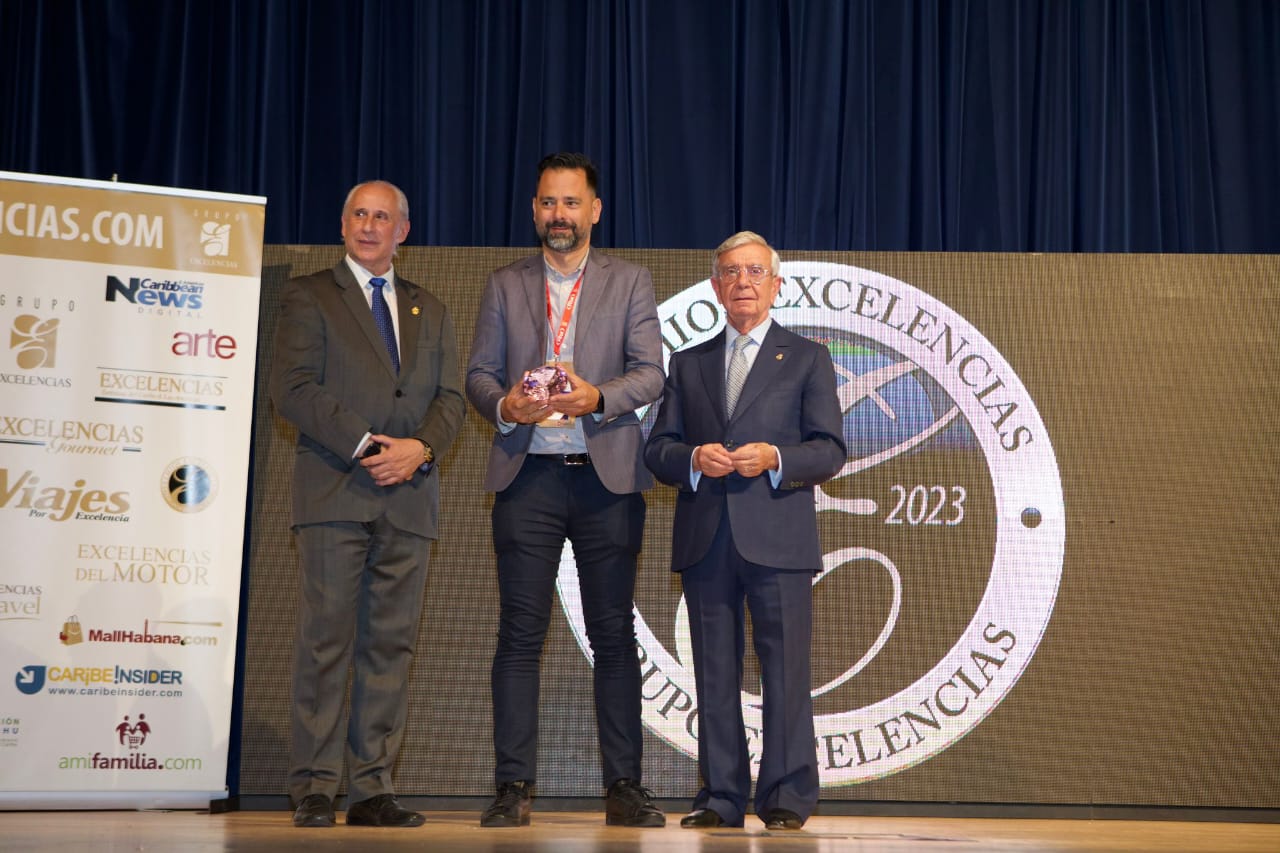 El presidente del Grupo Cubasol, Luis Martínez de Armas, al centro, recibe el Premio Excelencias Gourmet 2023 otorgado al Restaurante Floridita. A su izquierda, José Carlos de Santiago, presidente de Grupo Excelencias; a su derecha, don Rafael Ansón Oliart, presidente de la Real Academia de Gastronomía Española.