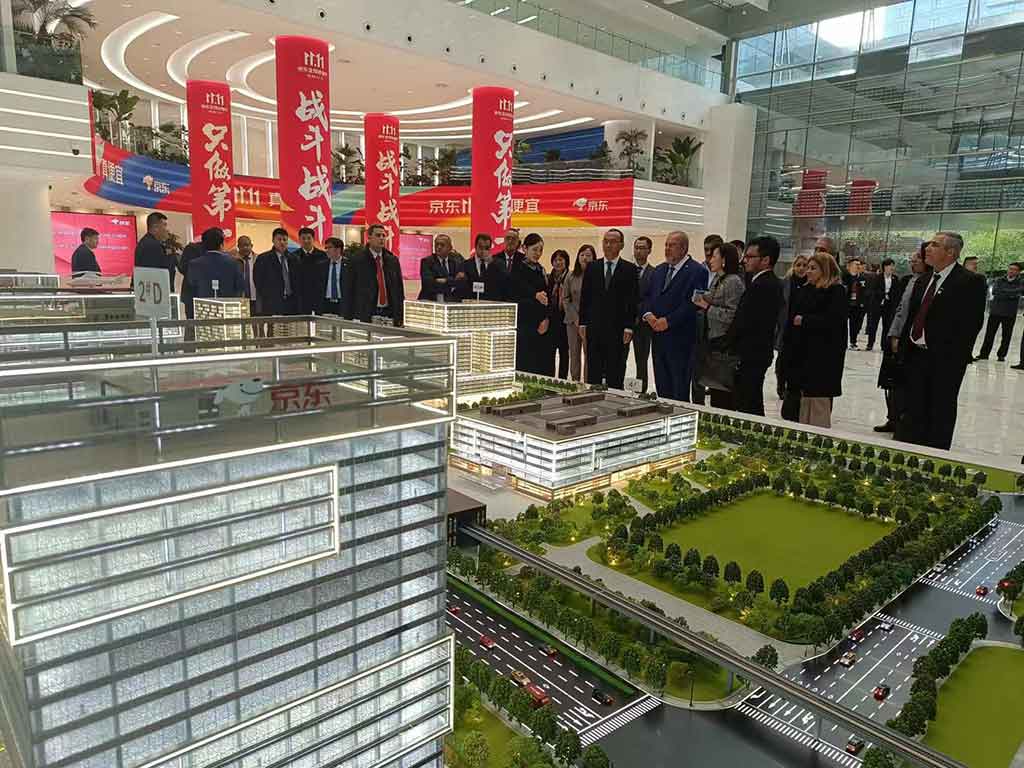 Primer Ministro cubano visita en China sede de JD.com