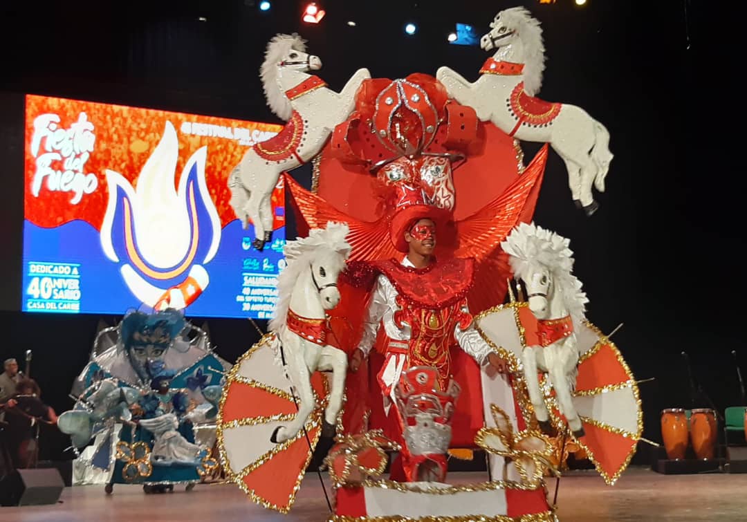 Santiago de Cuba resplandece con la Fiesta del Fuego