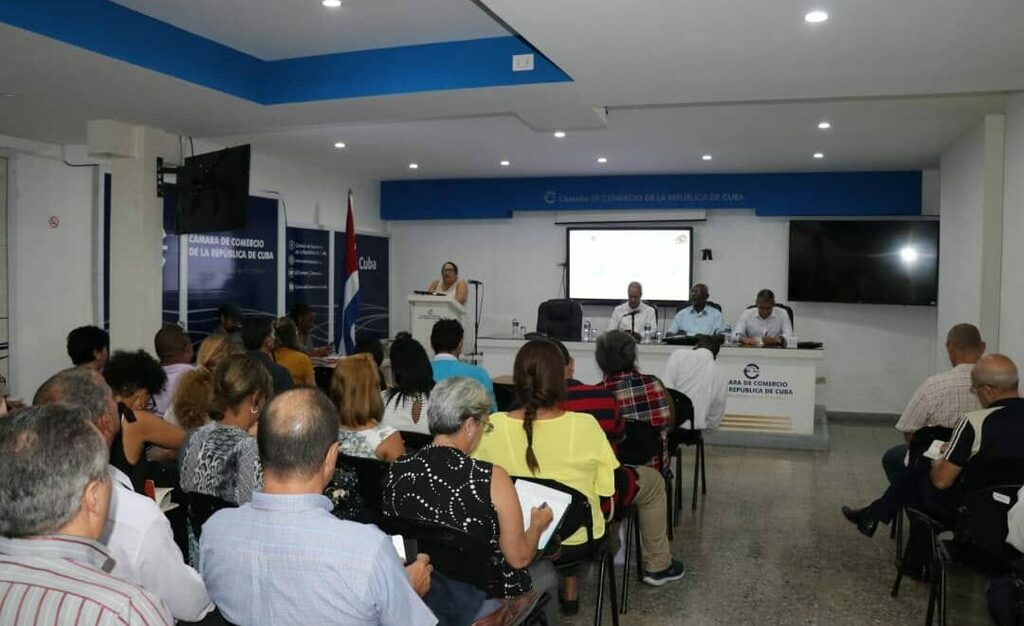 Presentan nuevos programas y servicios de la Cámara de Comercio de Cuba a empresas de transporte