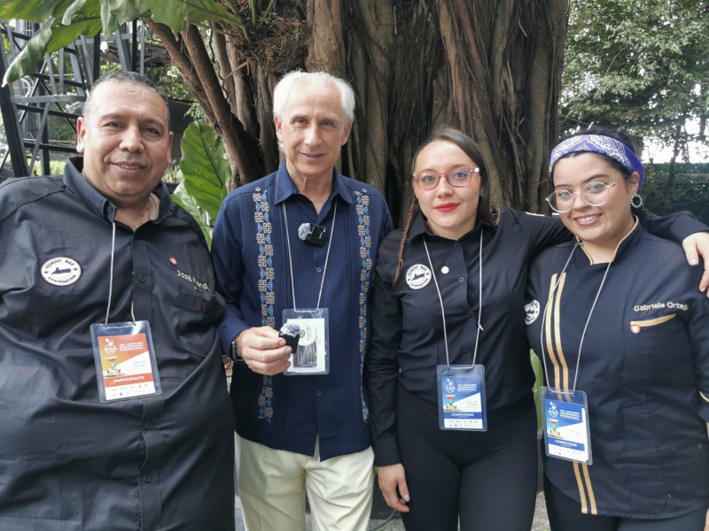 José Carlos de Santiago, vice presidente de la Academia Iberoamericana de Gastronomía junto a participantes del 1er Concurso Gastronómico Internacional “Mi bar en Cuba”