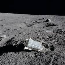 Retrorreflector láser instalado en la superficie de la Luna por los astronautas de las naves Apollo 14. Foto: NASA