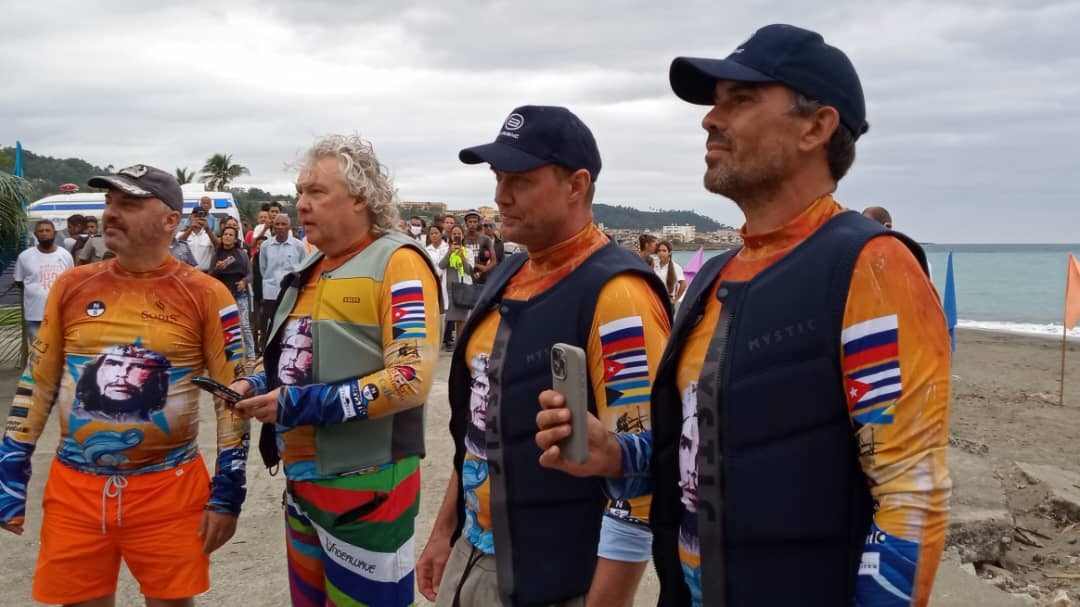 Kitesurfistas rusos establecen un nuevo récord Guinness en Baracoa