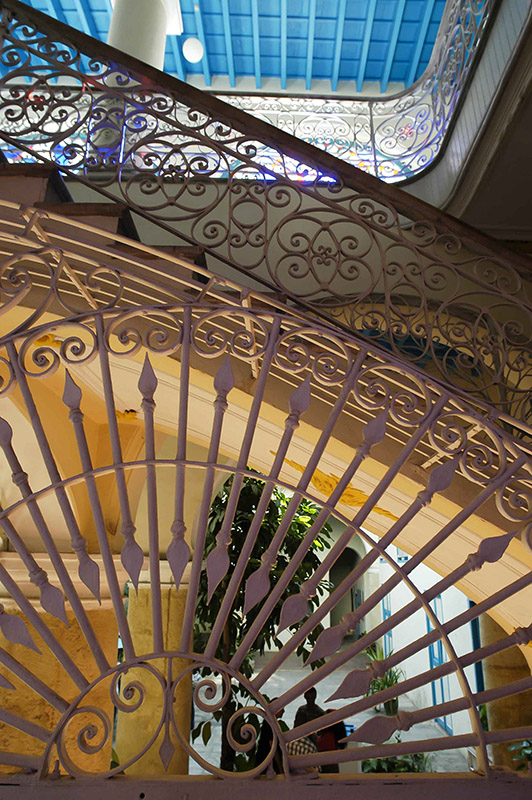 Barandas ornamentadas en un palacio colonial.