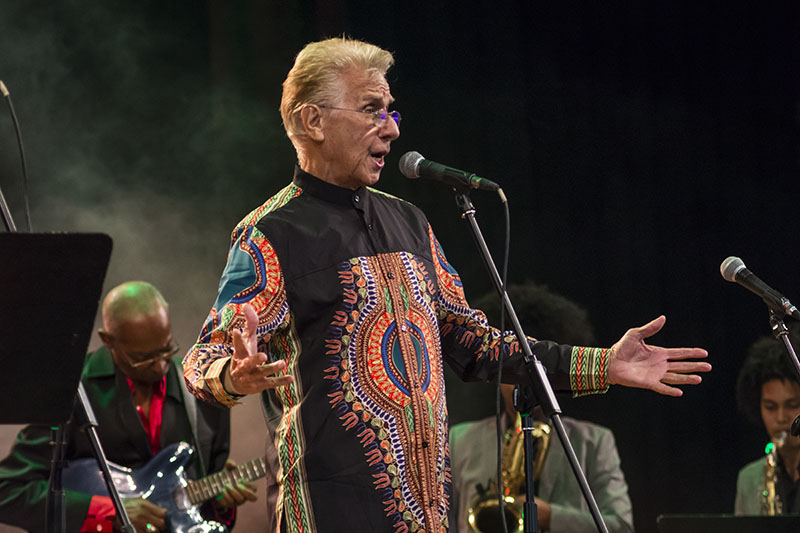 Bobby Carcassés, intérprete del Jazz en Cuba