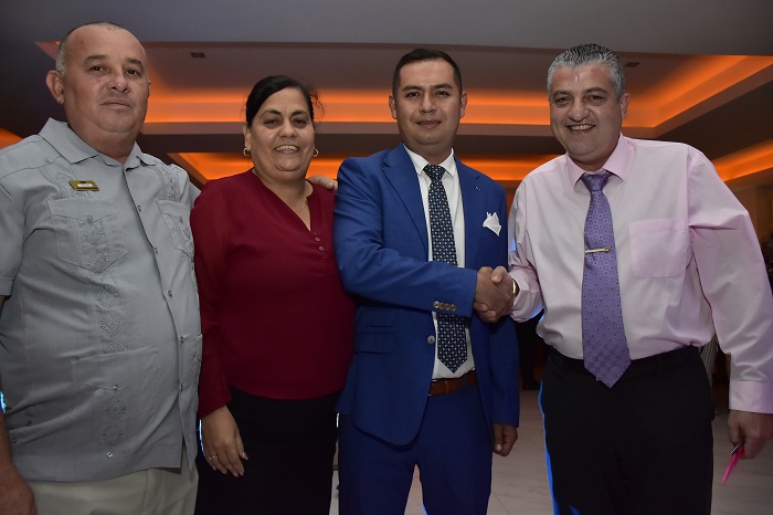 Bustos y López estrechan manos