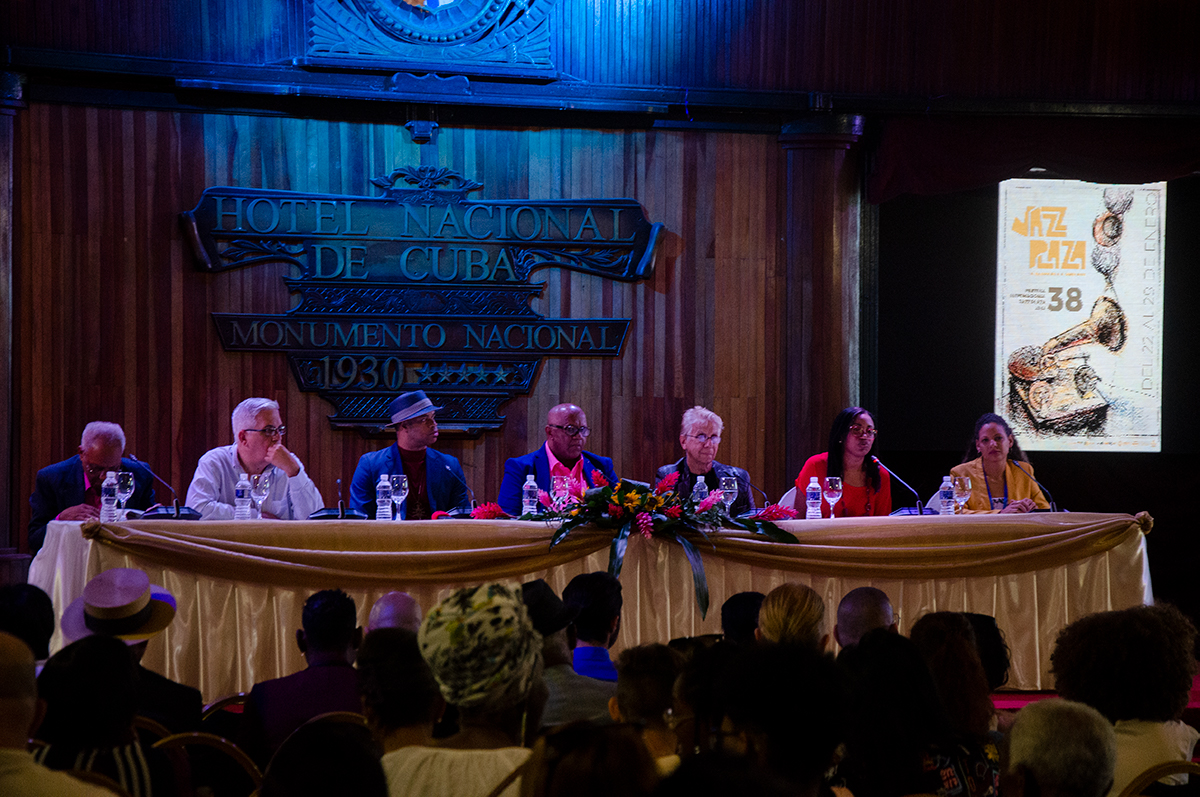 Rodoulfo Vaillant, director del Jazz Plaza en Santiago de Cuba; Roberto Fonseca, compositor y director artístico del Festival; Víctor Rodríguez, presidente del evento; Bobby Carcassés, fundador del Jazz Plaza; Indira Fajardo, presidenta del Instituto Cubano de la Música; y Lied Lorain, periodista.