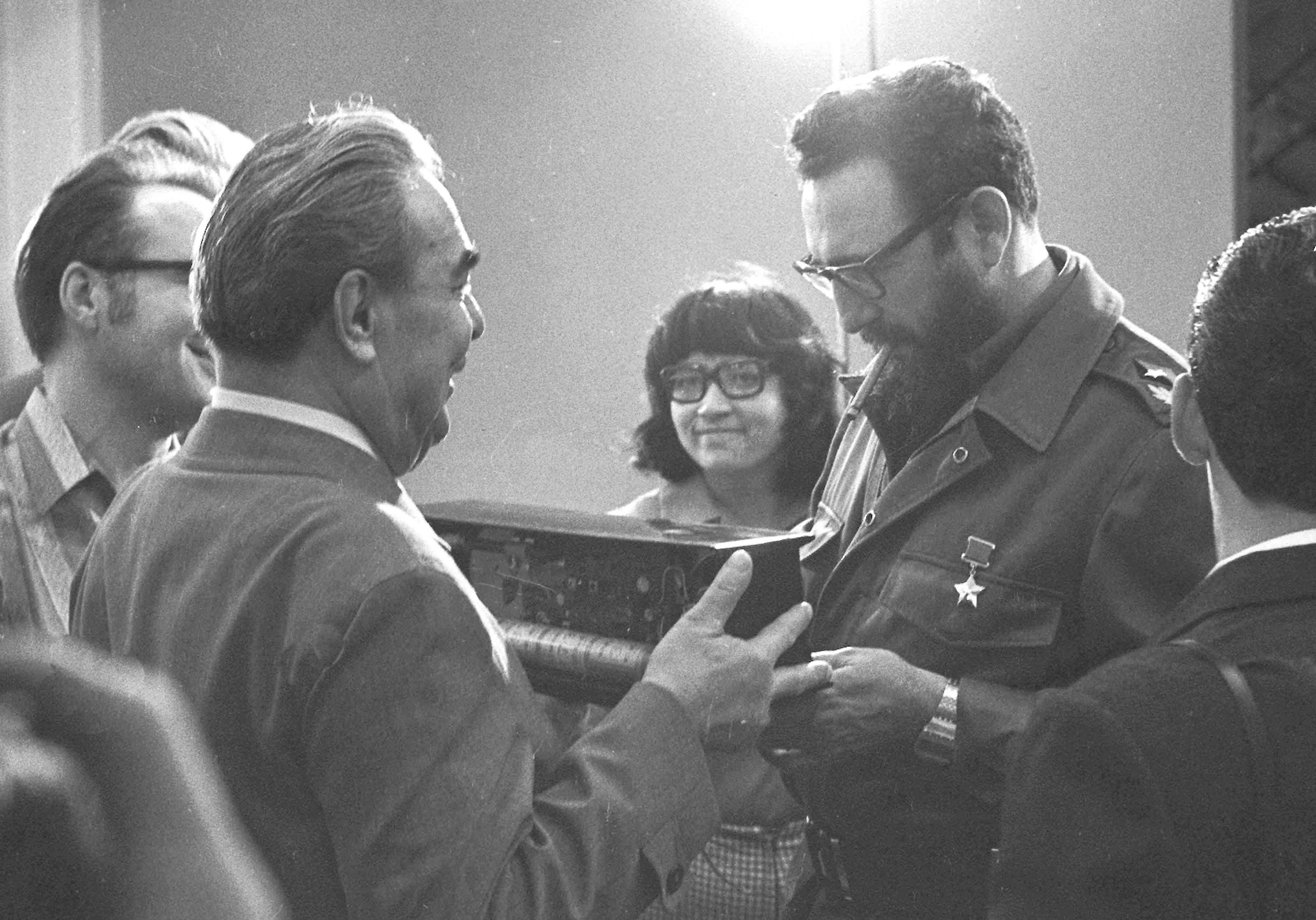 Entrega de obsequio al secretario general del Comité Central del Partido Comunista de la Unión Soviética, Leonid Brezhnev. Foto Jorge Valiente