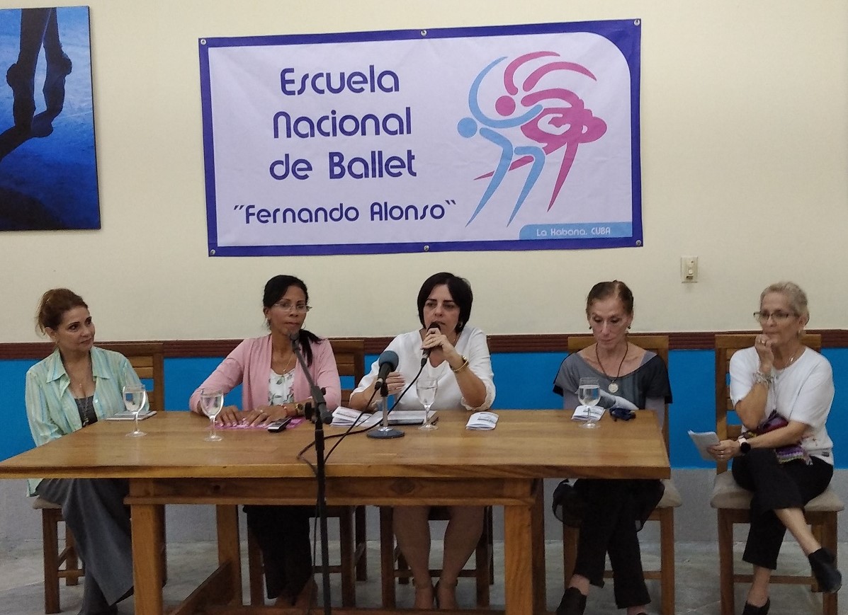 Al centro, Elizabeth Castro, directora del Centro Nacional de Escuelas de Arte; a la izquierda, Zulema Armas Mojena y Marisol Hernández; a la derecha, la Maestra Martha Iris Fernández, subdirectora de la Escuela Nacional de Ballet, y Ana Julia Bermúdez, todas miembros del Comité Organizador del XXVIII En¬cuentro Internacional de Acade¬mias para la Enseñanza del Ballet.