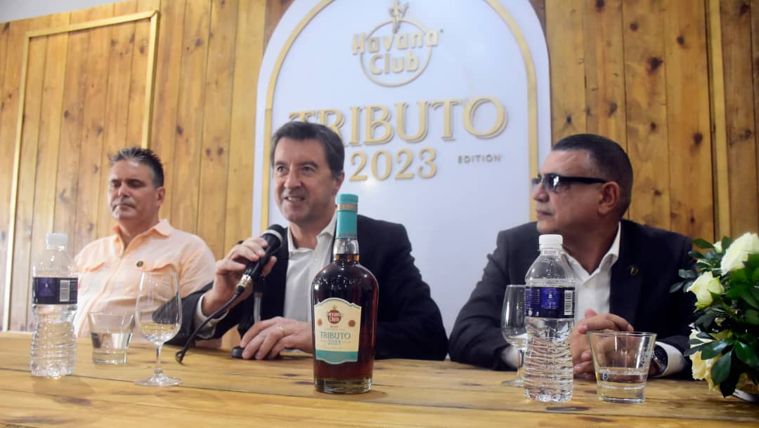 Amed Álvarez, director de Marketing y Ventas y Christian Barré, director general, ambos de Havana Club Internacional S.A., y el Maestro Ronero Asbel Morales