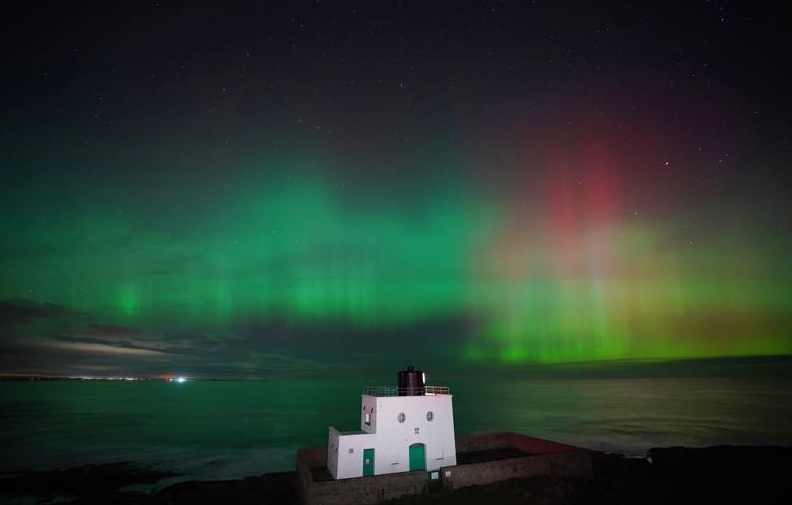 Aurora Boreal fotografiada en Northumberland, en la costa Nordeste de Inglaterra, el domingo 5 de noviembre de 2023. Imagen: Cordon Press