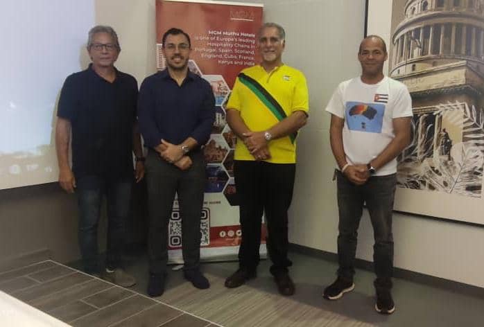 De izquierda a derecha: Argelio Lao Sánchez, Secretario Ejecutivo Club de Aviación de Cuba, IRAC ARENAL, Director General MGM Muthu Habana Hotel, René González, Presidente y TEIDER Brooks, Jefe de Operaciones, ambos del Club de Aviación de Cuba