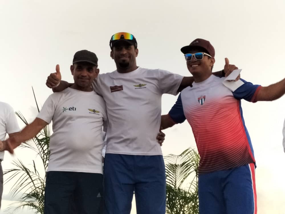 Paracaidistas premiados: 1er. lugar Michel Pérez Morejón (centro), 2do. Raúl Borges “Piquirí” (izquierda) y 3er. Gerardo Ramos Salgado (a la derecha)