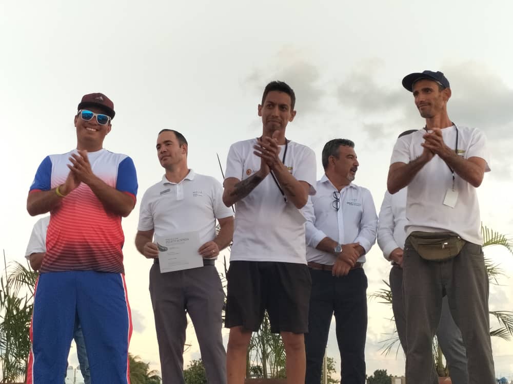 Parapente traccionado, aterrizaje de precisión: 1er. lugar Andy Pérez Brito (centro), 2do. Gerardo Ramos (izquierda) y 3ero. Yudel Bárzaga (derecha).