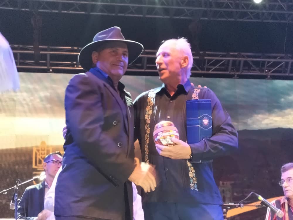 Rogelio Hernández recogió el premio en nombre de Loise.