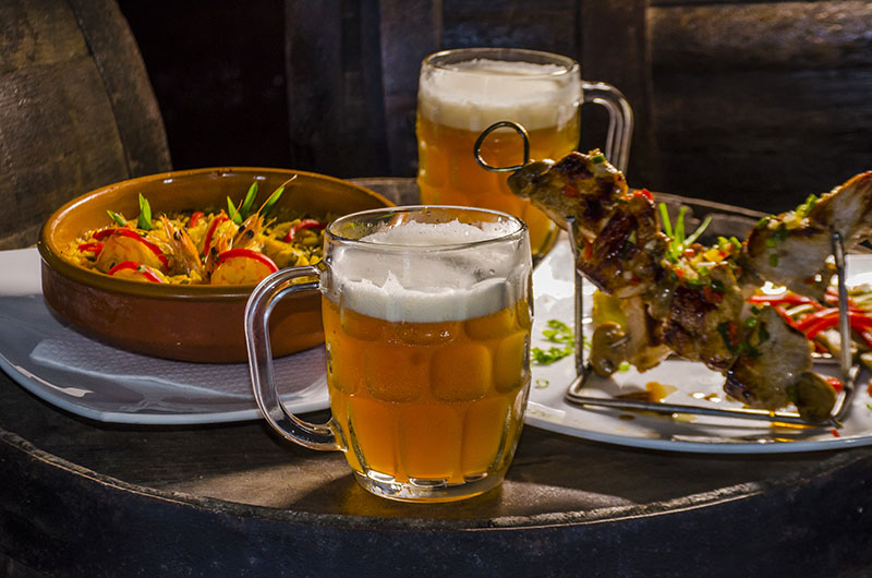 Rubia, grande y espumosa, la cerveza