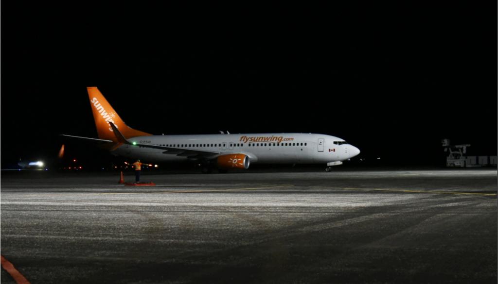 Arriba vuelo con turistas a Cayo Largo del Sur