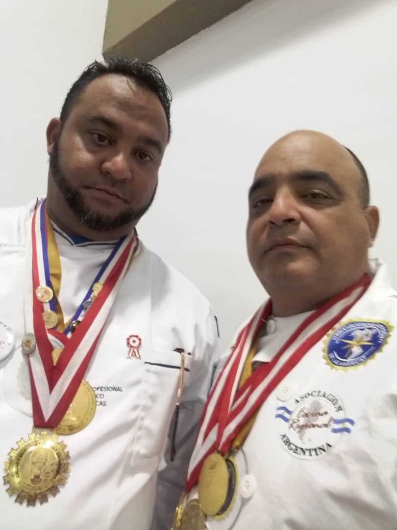 Cocinero Internacional Luis Alberto Gonzales Lezcano, a la derecha.