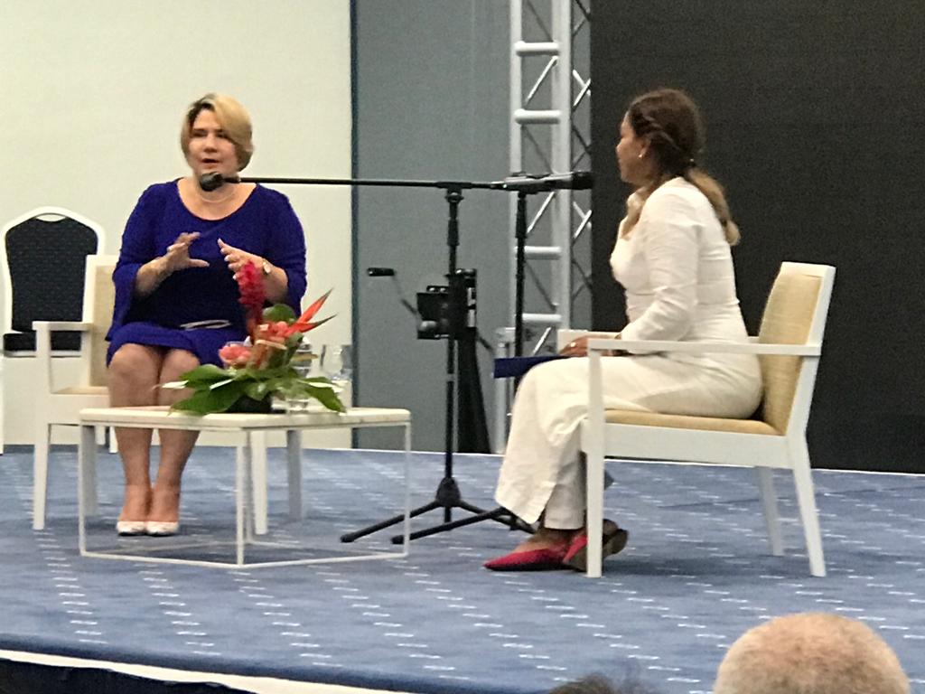 Lis Cuesta Peraza, directora de Eventos en el Ministerio de Cultura, y Edith Massola, presentan a Cuba como destino cultural