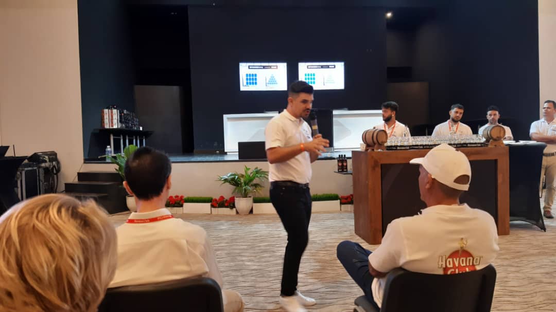 En el contexto del 69 Campeonato Mundial de Coctelería que se celebra hasta el próximo 9 de noviembre en el hotel Meliá Internacional de Varadero se ofrecieron clases magistrales a cargo del personal de Havana Club International