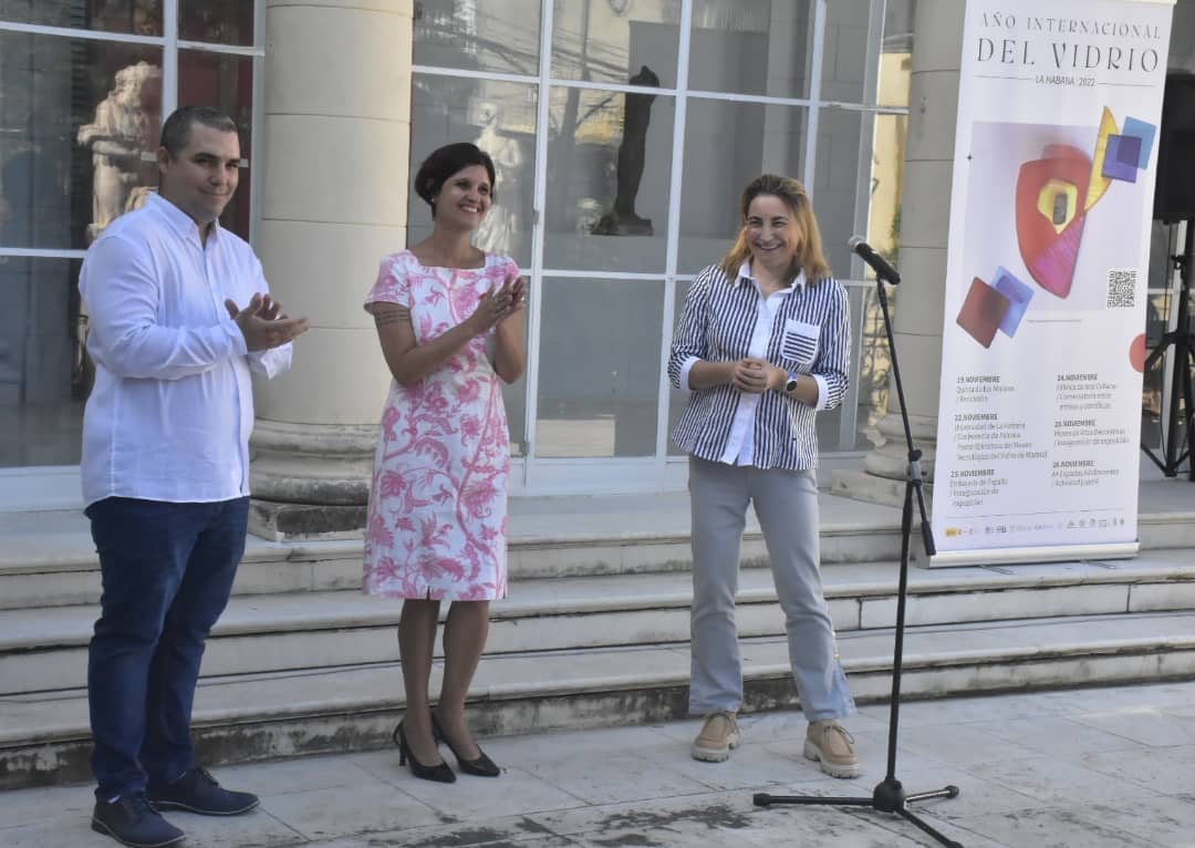De izquierda a derecha: Yosvanis Fornaris Garcell, director de la instalación patrimonial; Lidis Nuvia Rodríguez, curadora de la muestra y Paloma Pastor, directora del Museo Tecnológico del Vidrio de España.