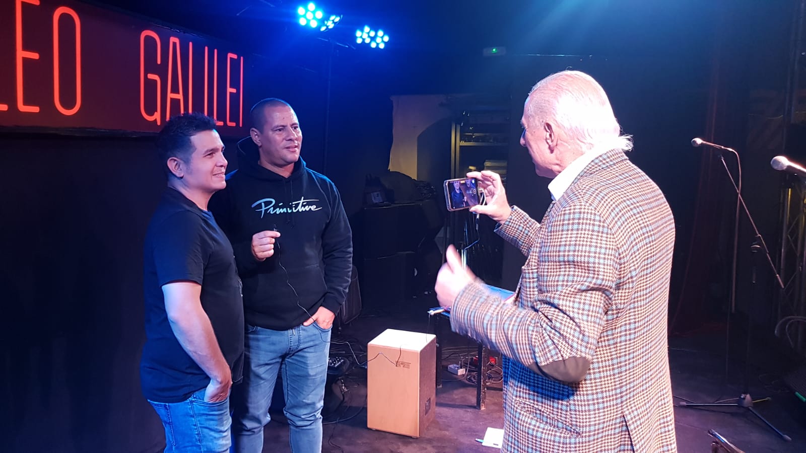 Israel Rojas y Yoel Martínez dialogan con José Carlos de Santiago, Presidente del Grupo Excelencias