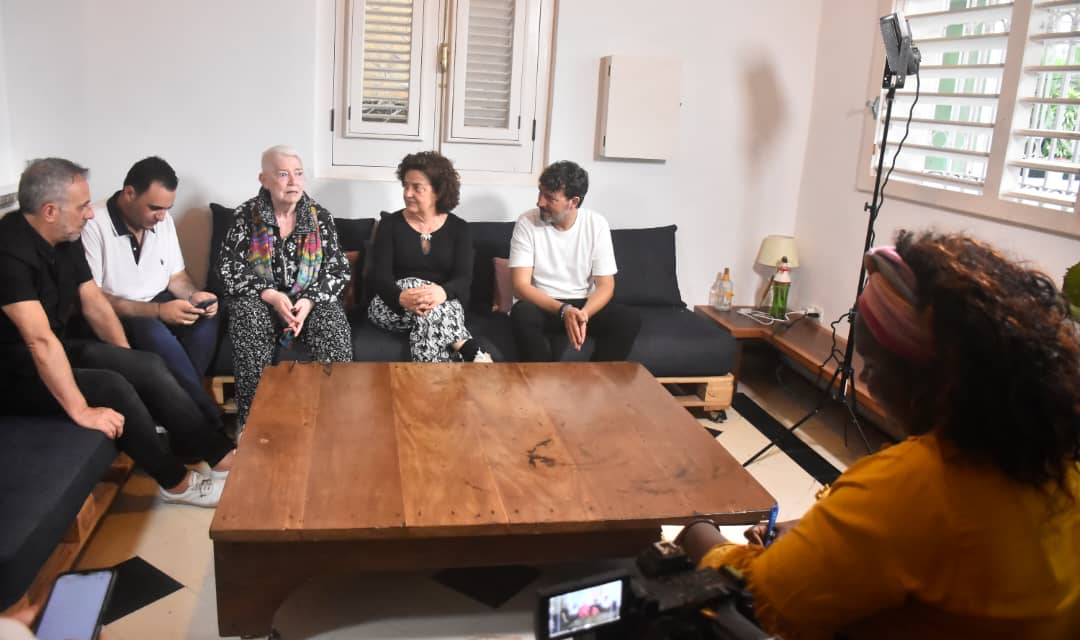 Los artistas conversan amablemente con la entrevistadora