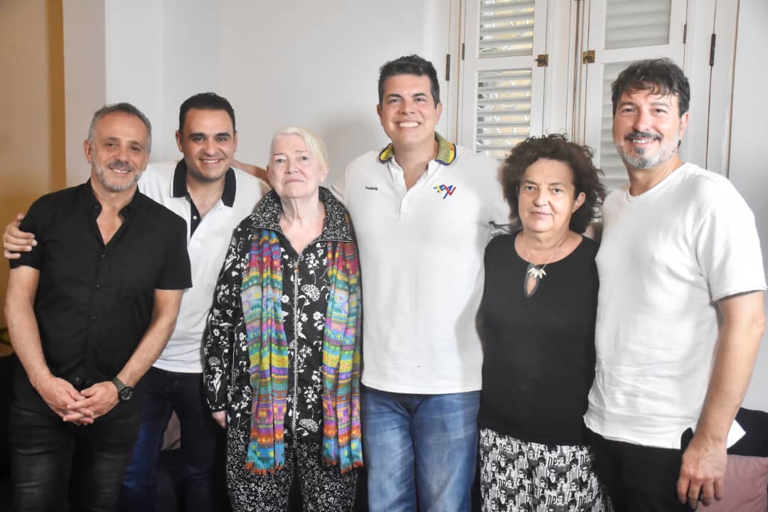 De izq. a der.: José María Santamaría, José Miguel González, Izaskun e Idoia Uranga. Al centro Daniel Martín Subiaut, presidente del Instituto Latino de la Música y Toni Menguiano