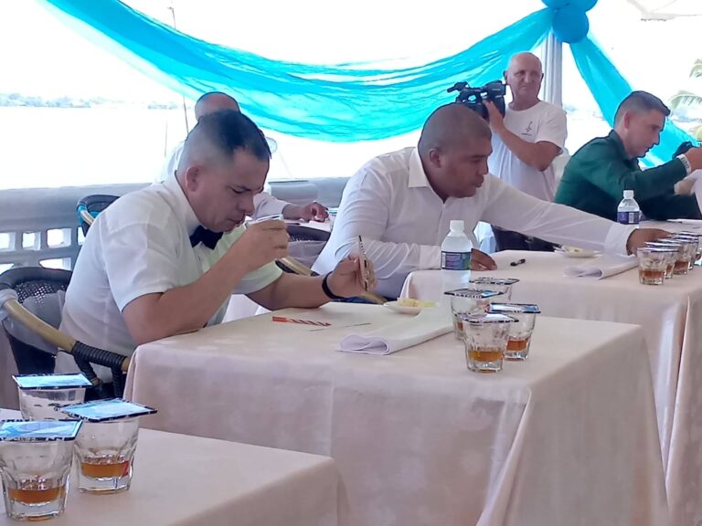 Competencia de cata de rones de la marca Havana Club en el Club Cienfuegos.