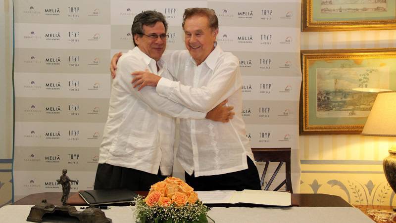 Firma del acuerdo entre Meliá Hotels International y Grupo Hotelero Gran Caribe. (izquierda) Eduardo Acosta de Arriba, Presidente del Grupo Hotelero Gran Caribe; (derecha) Gabriel Escarrer Juliá, Fundador y Presidente de Meliá Hotels International Meliá potenciará turismo de circuitos en Cuba
