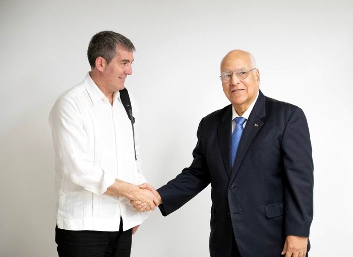 Presidente del gobierno de Canarias, Fernando Clavijo Batlley el vicepresidente del Consejo de Ministros de Cuba, y Ministro de Economía y Planificación, Ricardo Cabrisas Ruiz Cuba y Canarias estrechan acuerdos en el sector turístico