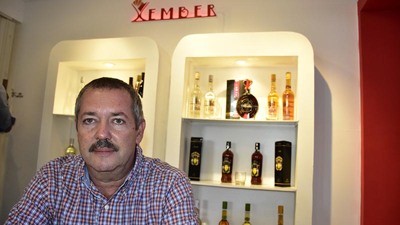 Carlos Manuel Calderín, Director de la Comercializadora de Bebidas y Refrescos de Cuba Empresa de Bebidas y Refrescos muestra su catálogo en FIHAV 2018