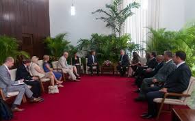 Vicepresidente cubano recibe a senadores republicanos estadounidenses