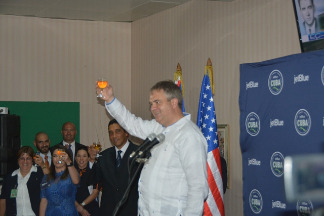 Aterrizó vuelo inaugural de JetBlue en Cuba