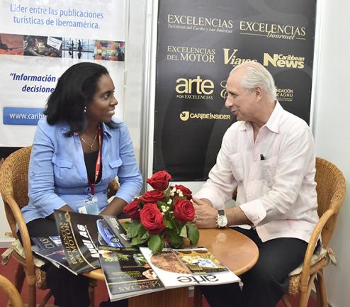 La viceministra de Comercio Exterior y la Inversión Extranjera, Ileana Nuñez, dialoga con José Carlos de Santiago, en el stand del Grupo Excelencias en FIHAV 2016 Premian al Grupo Excelencias en la Feria Internacional de La Habana