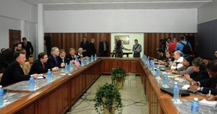 Gobernador de Texas explora oportunidades de negocio con Cuba