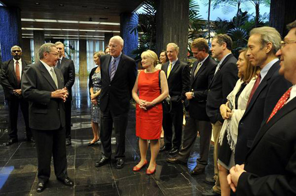 Raúl Castro recibe a delegación de senadores de EE.UU.