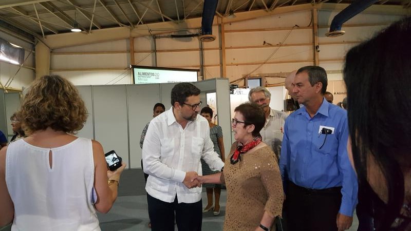 La ministra de la Industria Alimentaria saluda al embajador de España en Cuba Feria Alimentos Cuba por promover tecnologías de punta en el sector