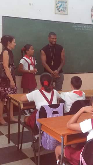 Usher e intelectuales de EE.UU. intercambian con niños cubanos