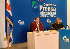 Viceministro primero del Ministerio de la Industria Alimentaria, Javier Francisco Aguiar Rodríguez, acompañado de la directora del Centro de Prensa Internacional, Rebeca Hernández Toledano.